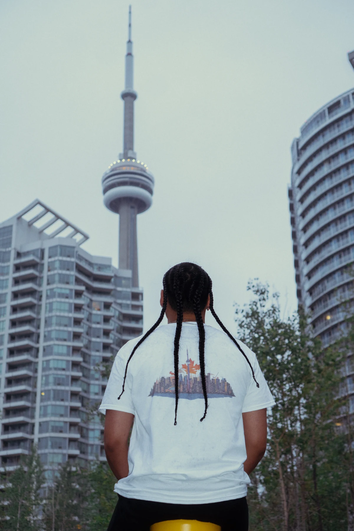 Model wearing the Toronto skyline T-shirt while facing the CN Tower